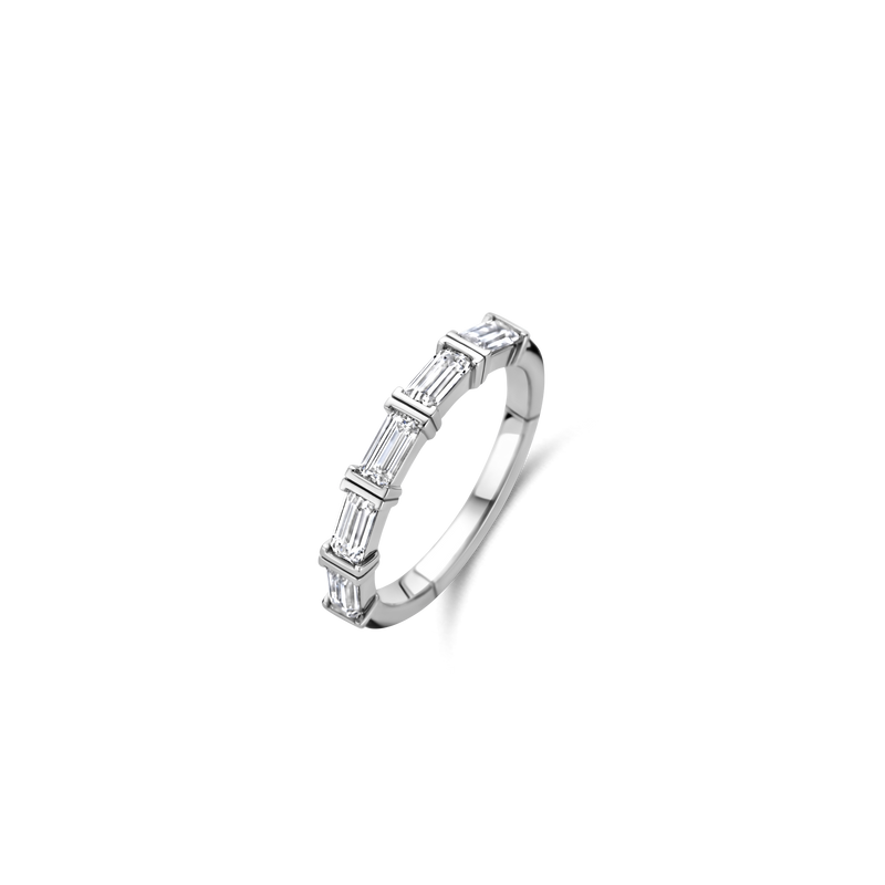 Bague Ti Sento essayée en boutique à Granby — Bague Tennis à taille baguette