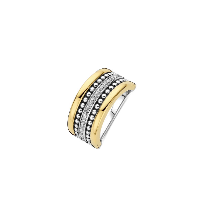 Bague dorée Ti Sento essayée en boutique à Granby — Bague Structure dorée
