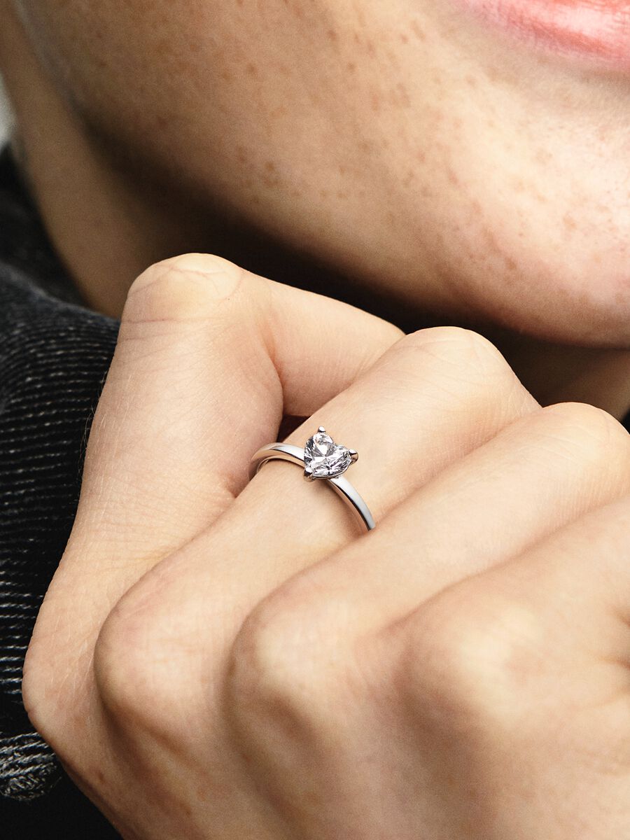 Bague à solitaire en cœur scintillant