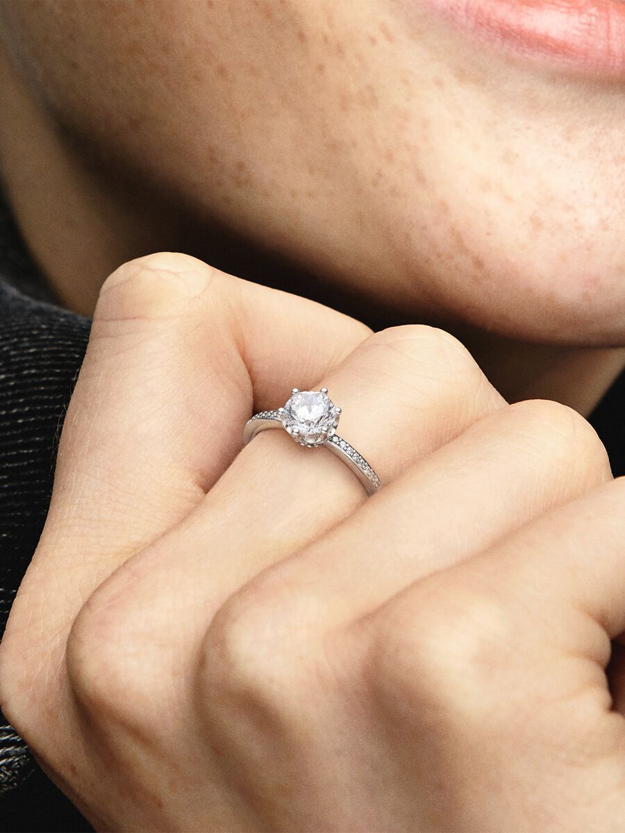 Bague solitaire claire couronne étincelante