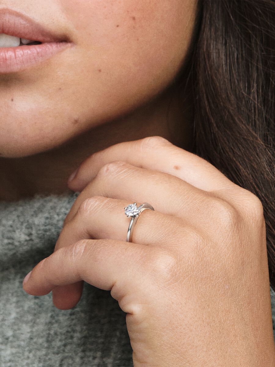 Bague à solitaire en cœur transparent