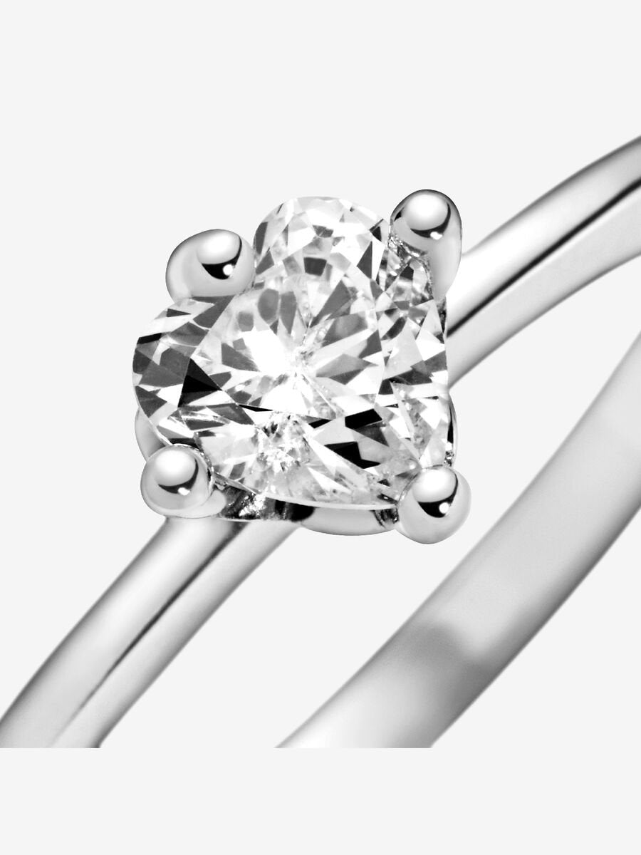 Bague à solitaire en cœur transparent