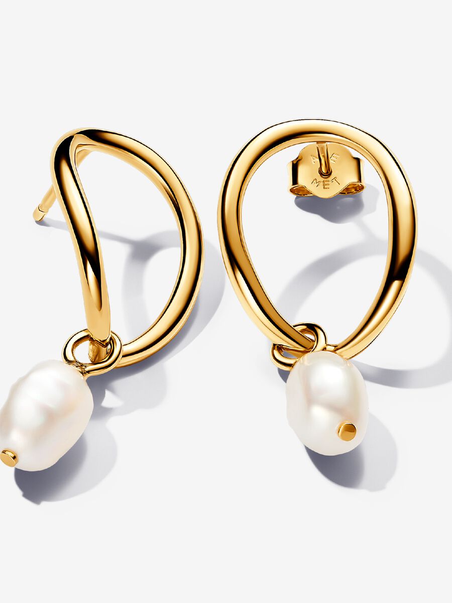 Boucles d’oreilles Cercle de forme organique et perle de culture d’eau douce traitée baroque