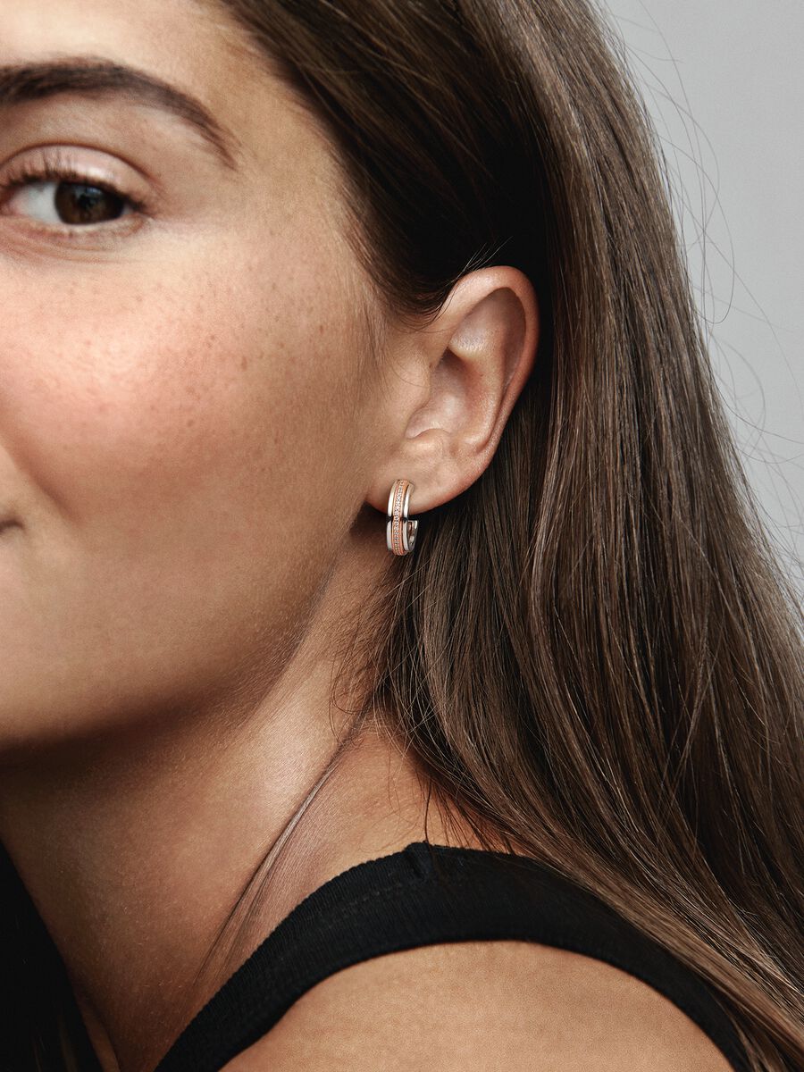 Créoles deux-tons Logo et pavé Pandora Signature