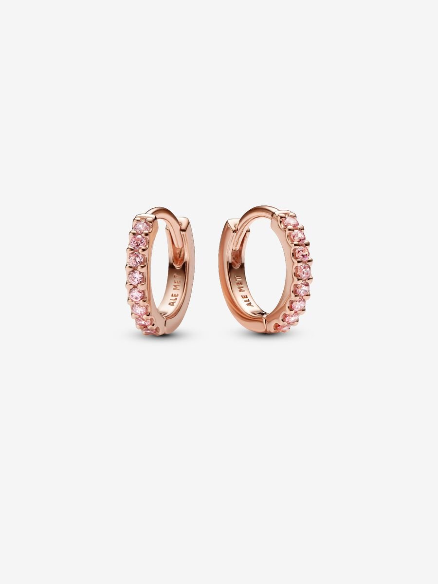 Créoles Huggie rose scintillantes.