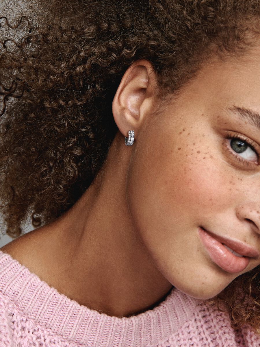 Boucles d’oreilles à double anneau pavé