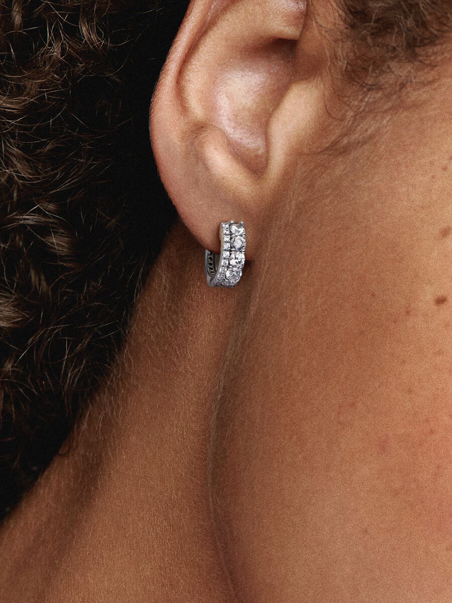 Boucles d’oreilles à double anneau pavé