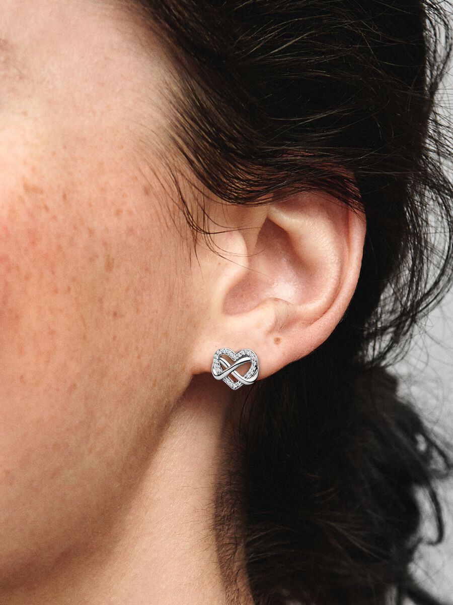 Clous d’oreille scintillants avec cœur et symbole d’infini