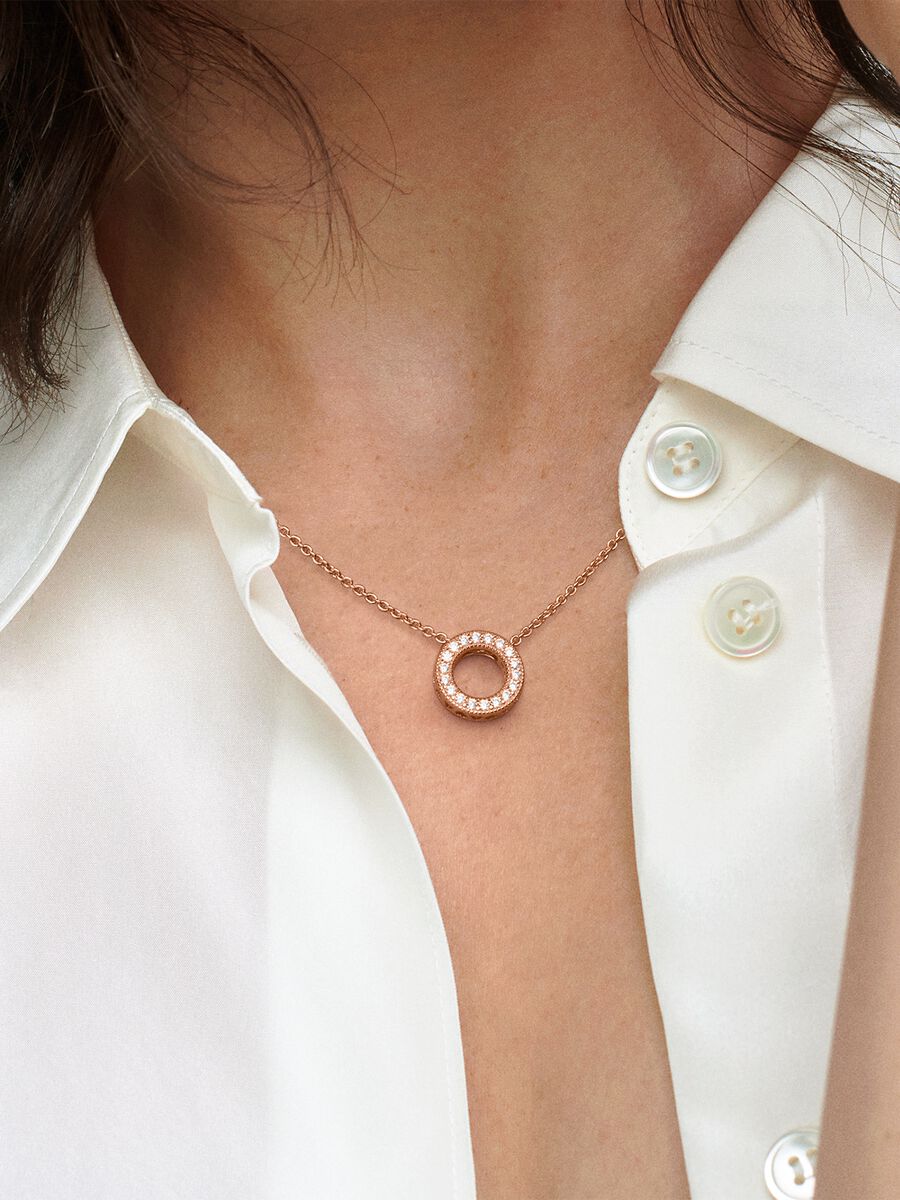 Collier Logo Pandora et cercle en pavé.