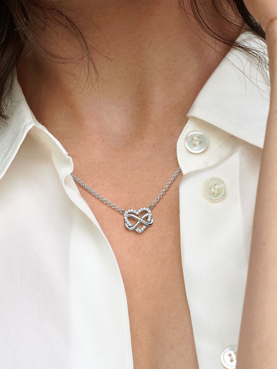 Collier scintillant avec cœur et symbole d’infini