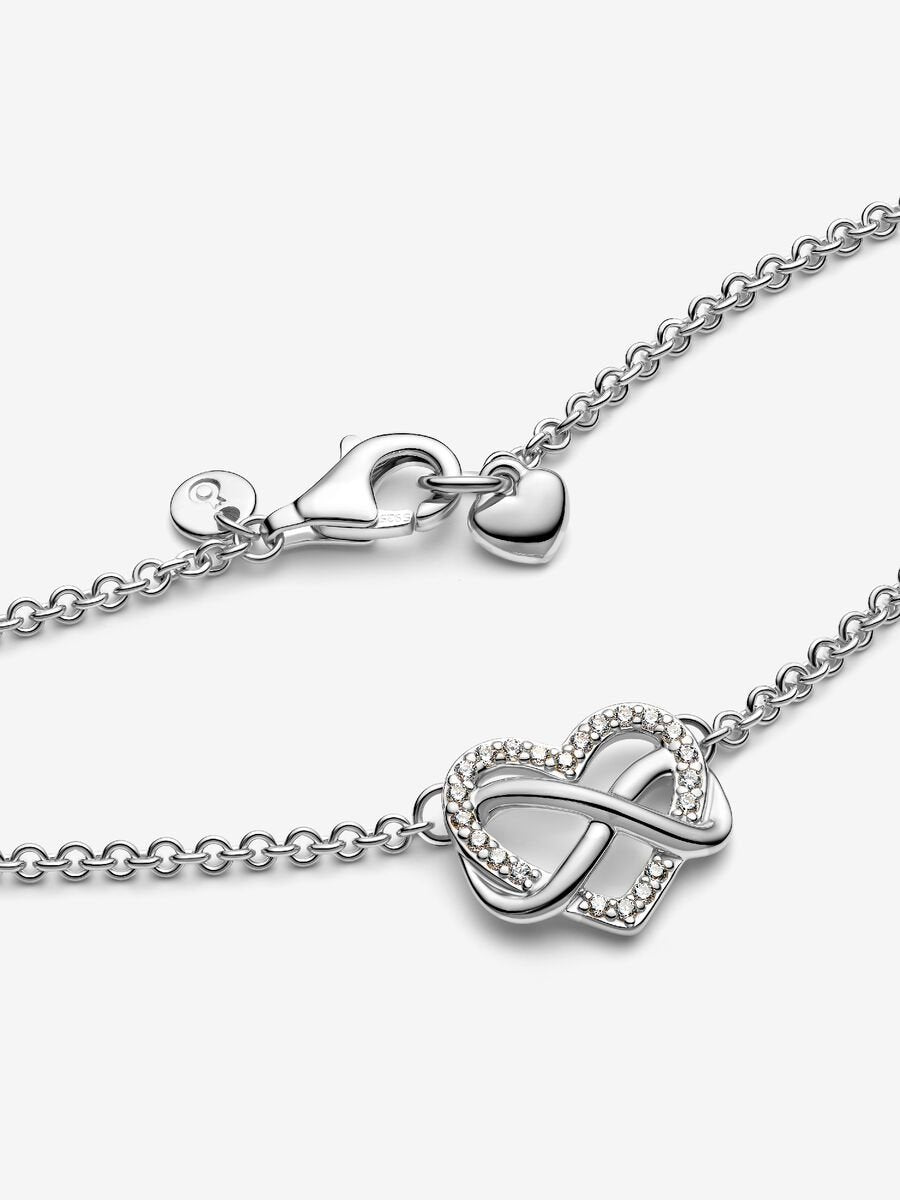 Collier scintillant avec cœur et symbole d’infini