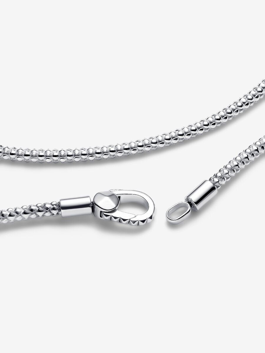 Collier à chaîne et fermoir cloutés