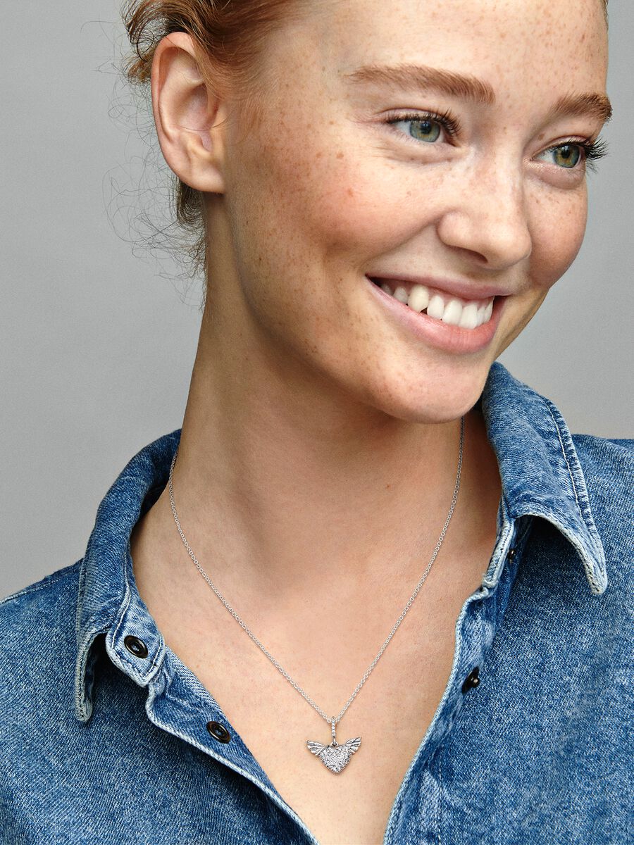 Collier avec pavé en cœur et ailes d’ange