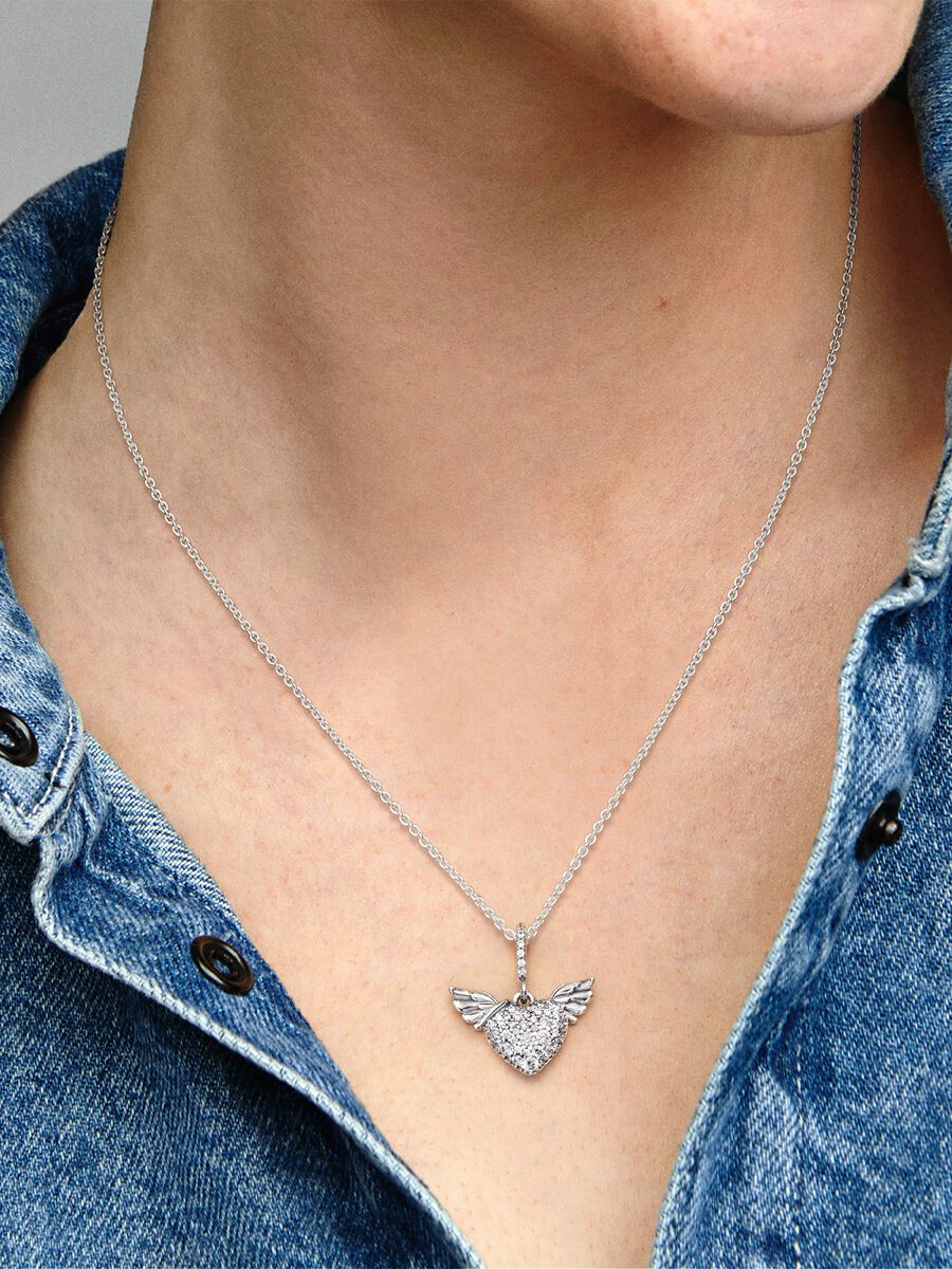 Collier avec pavé en cœur et ailes d’ange
