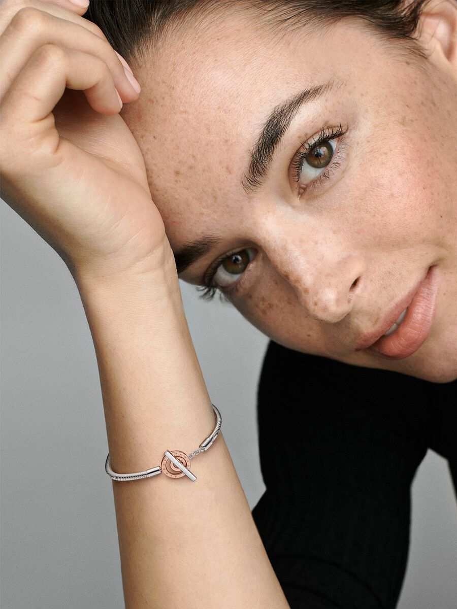 Bracelet chaîne serpentine et fermoir à barre en T Logo à deux-tons Pandora Moments