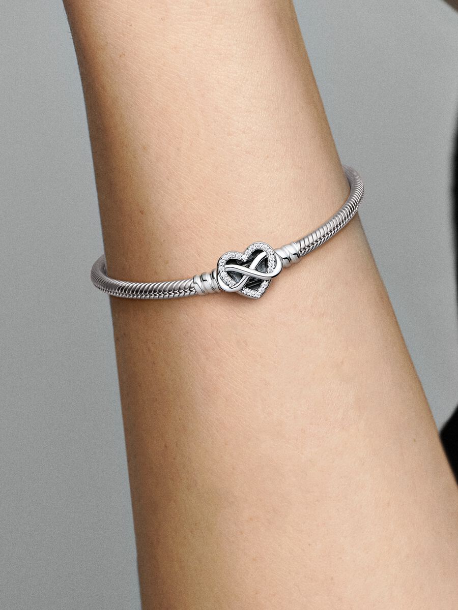 Bracelet à chaîne serpentine avec fermoir cœur et symbole d’infini scintillant