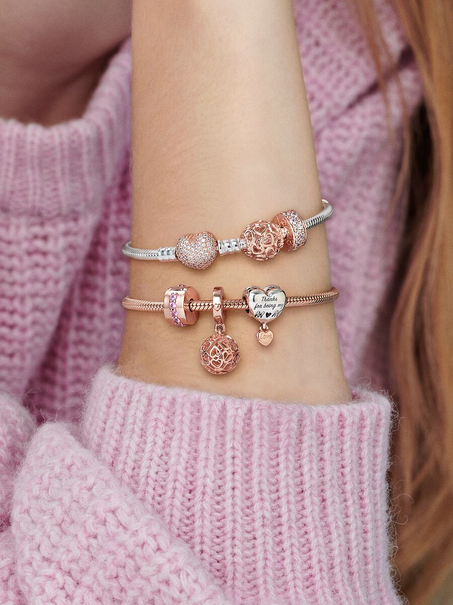 Charm recouvert de cœurs