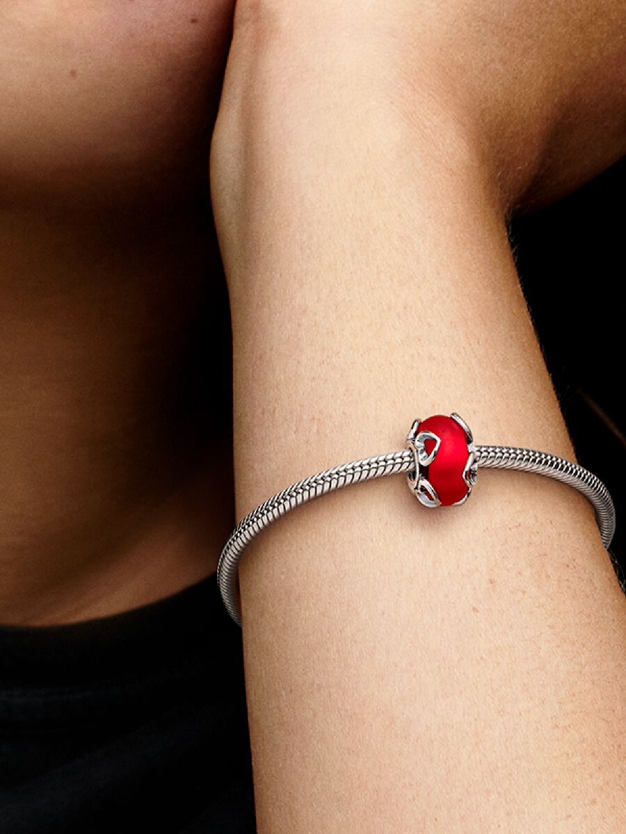 Charm en verre de Murano rouge givré avec cœur