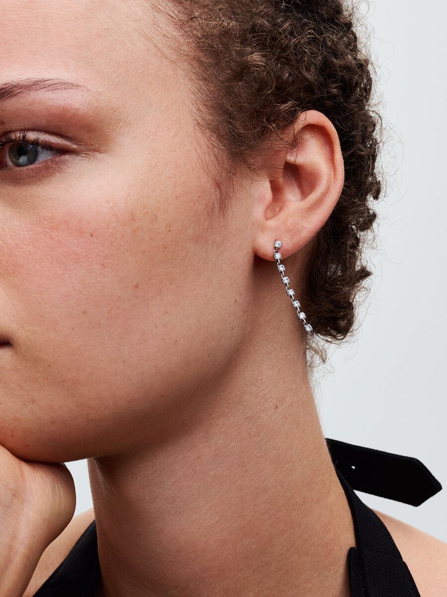 Pendants d’oreilles avec huit pierres scintillantes
