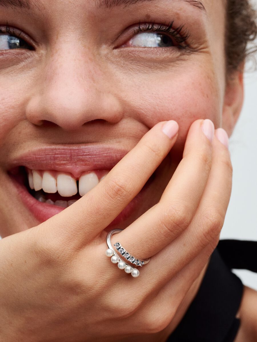 Bague ouverte avec pavé et perle de culture d’eau douce traitée