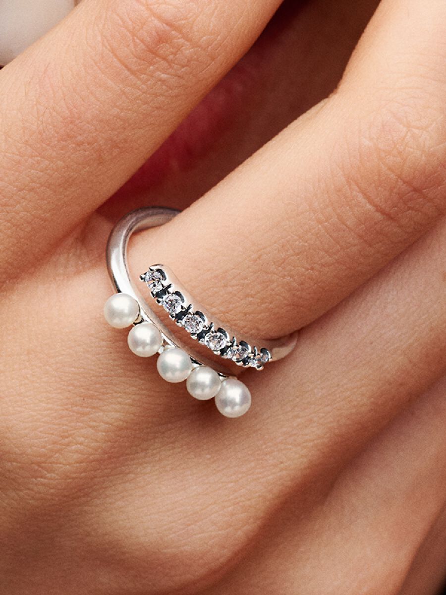 Bague ouverte avec pavé et perle de culture d’eau douce traitée