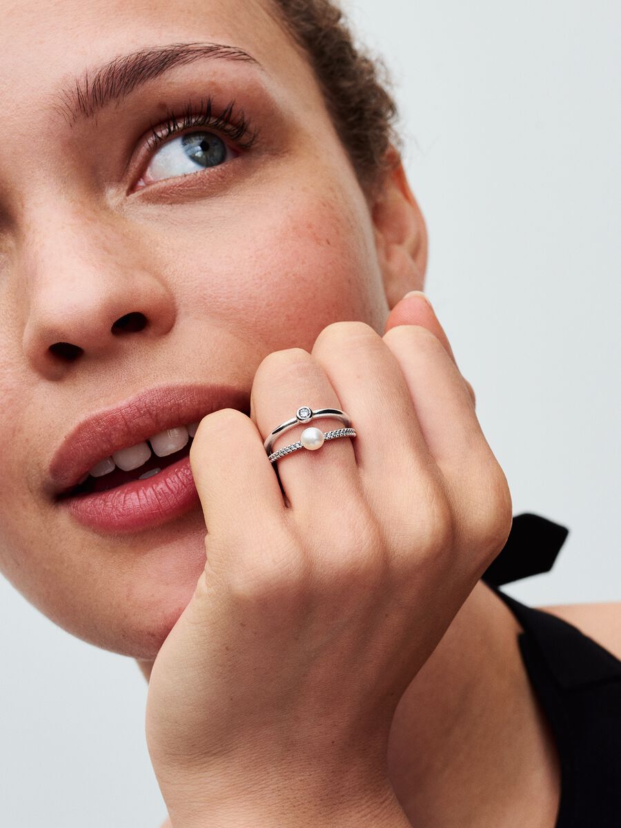 Bague à deux anneaux avec pavé et perle de culture d’eau douce traitée