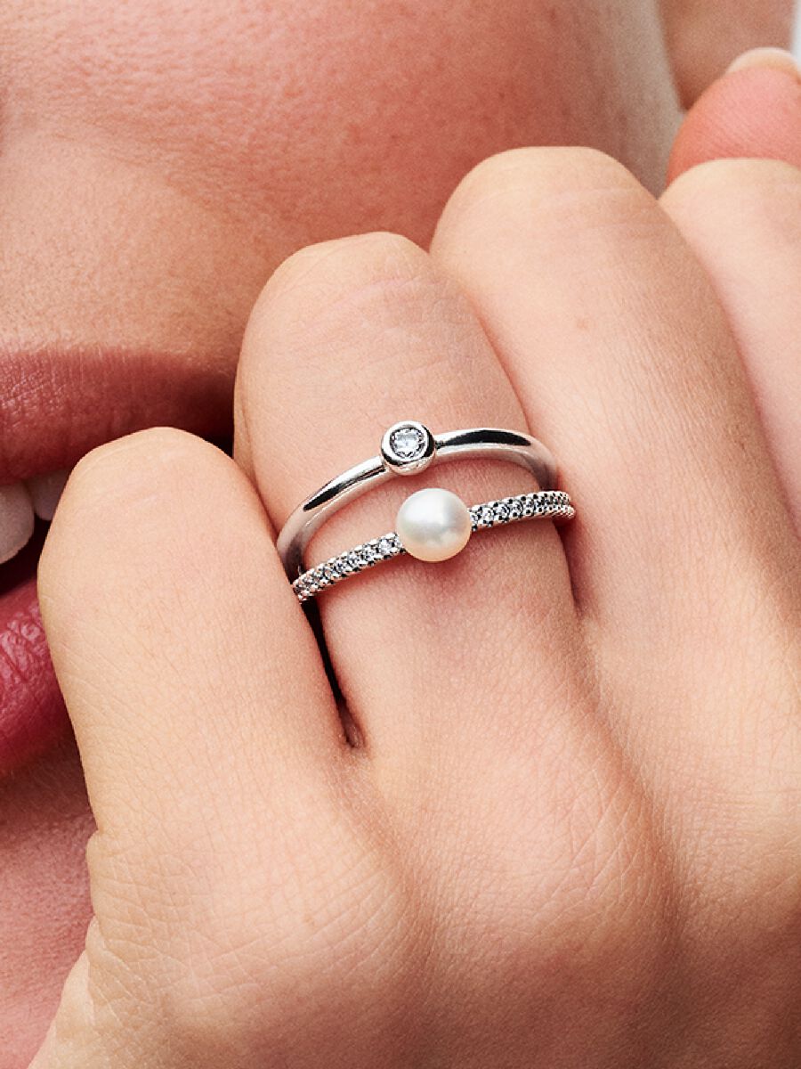 Bague à deux anneaux avec pavé et perle de culture d’eau douce traitée