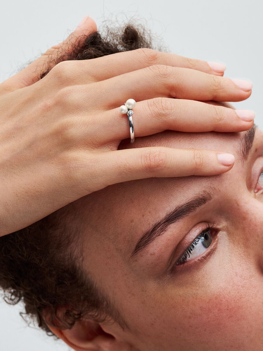 Bague avec deux perles de culture d’eau douce traitées