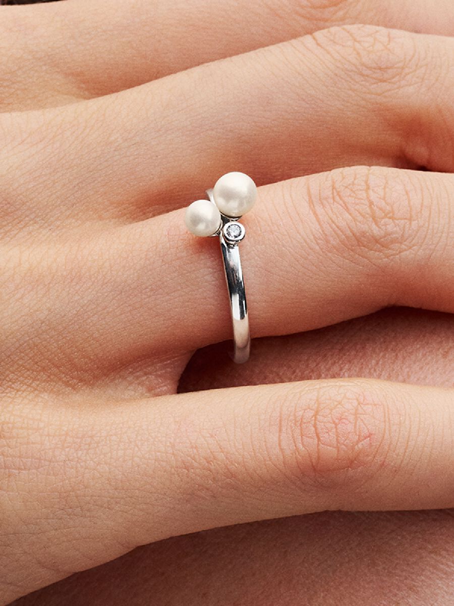 Bague avec deux perles de culture d’eau douce traitées