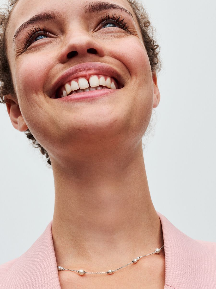 Collier avec perles de culture d’eau douce traitées espacées