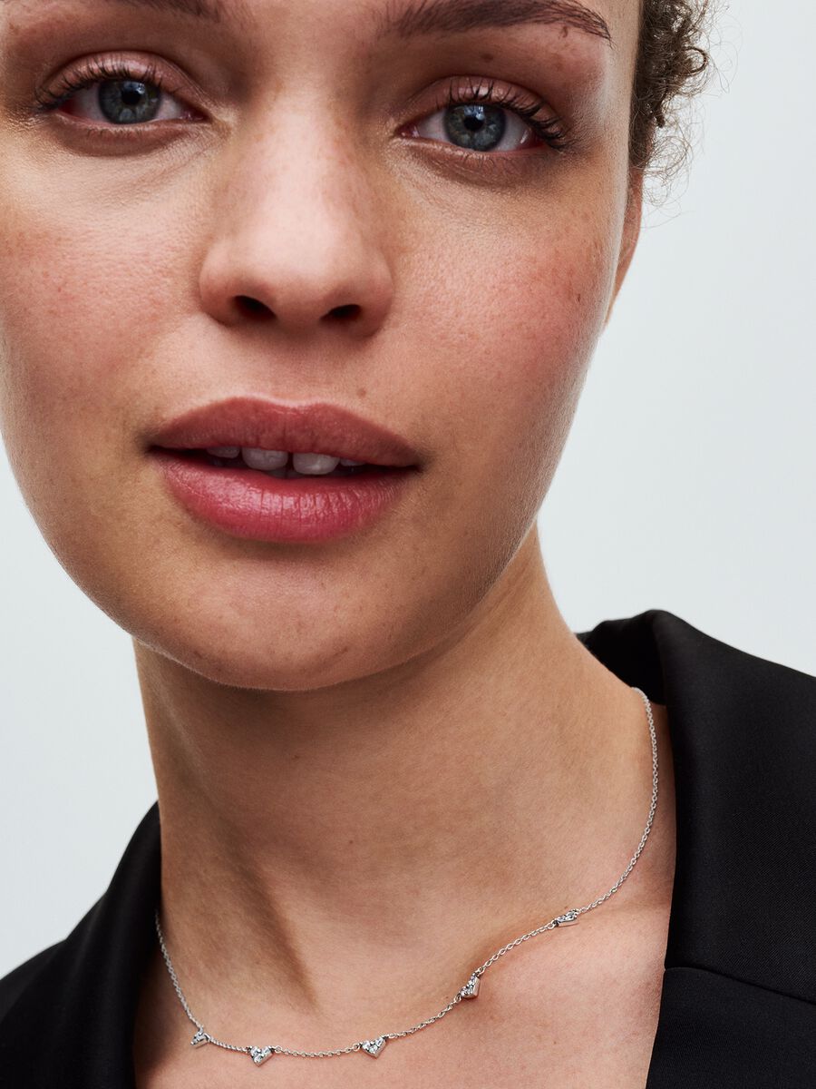 Collier avec éléments espacés Cœur à trois pierres