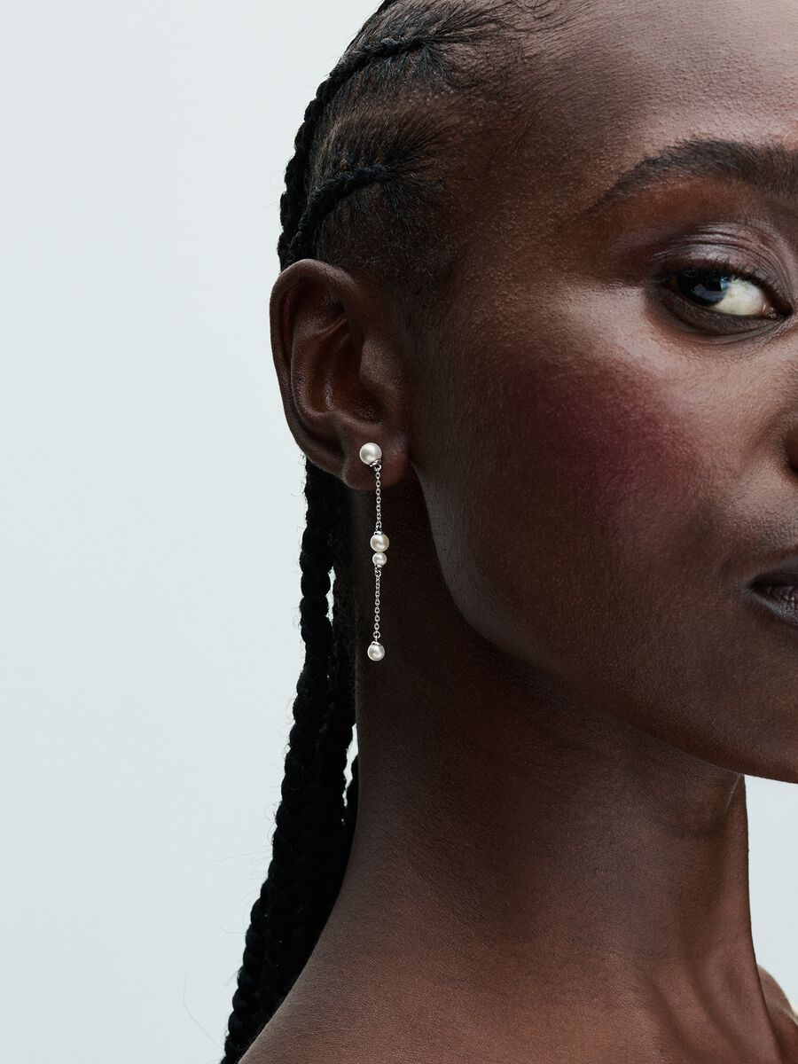 Pendant d’oreilles avec perles de culture d’eau douce traitées