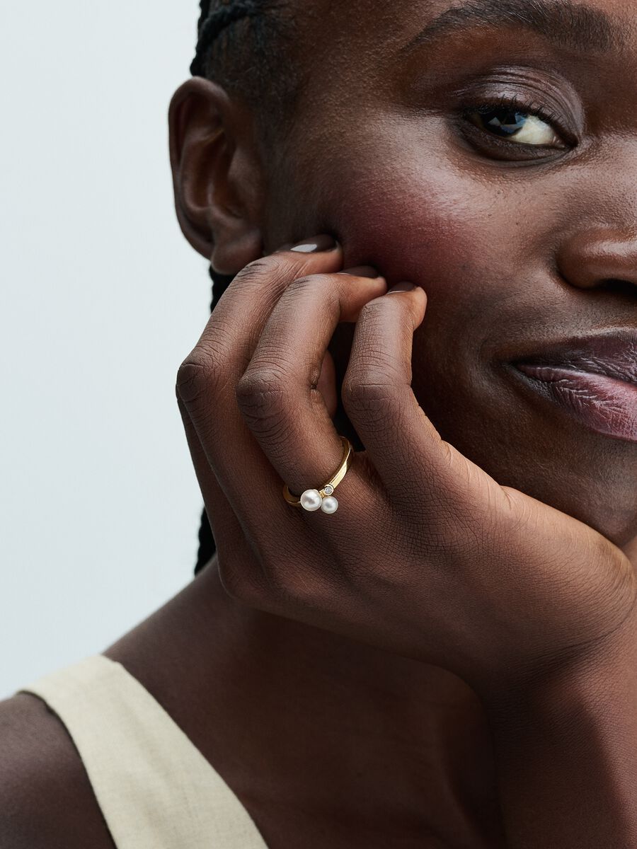 Bague avec deux perles de culture d’eau douce traitées