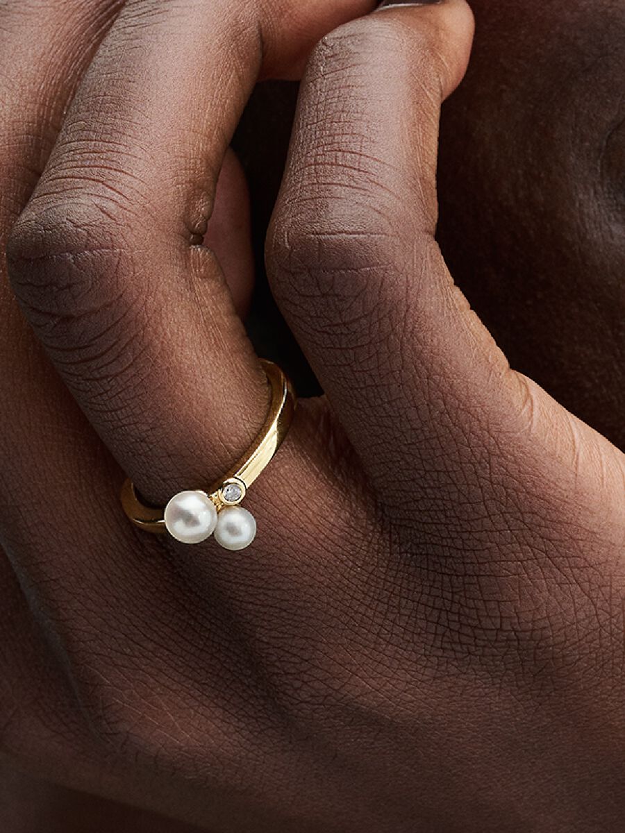 Bague avec deux perles de culture d’eau douce traitées
