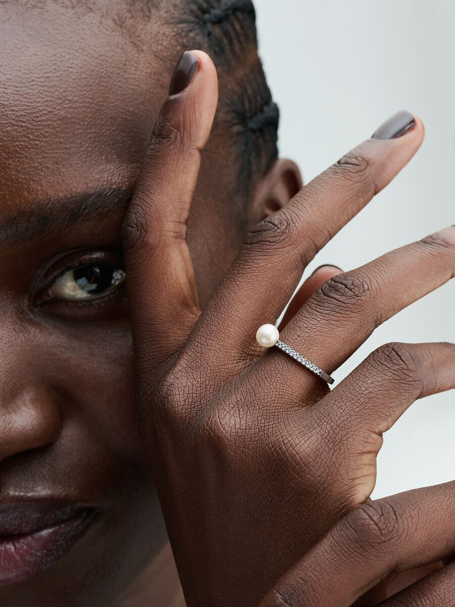 Bague avec pavé et perle de culture d’eau douce traitée