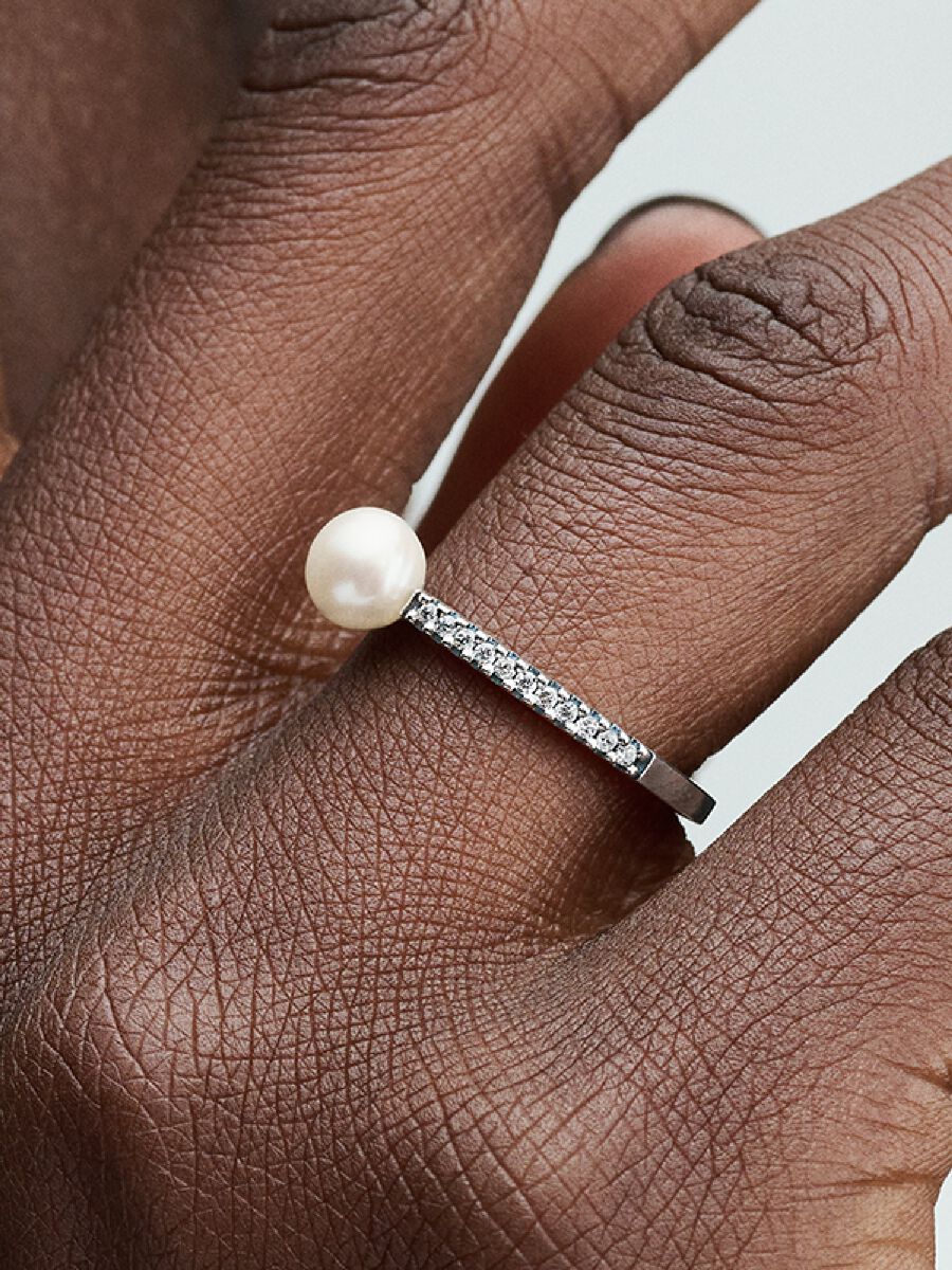 Bague avec pavé et perle de culture d’eau douce traitée