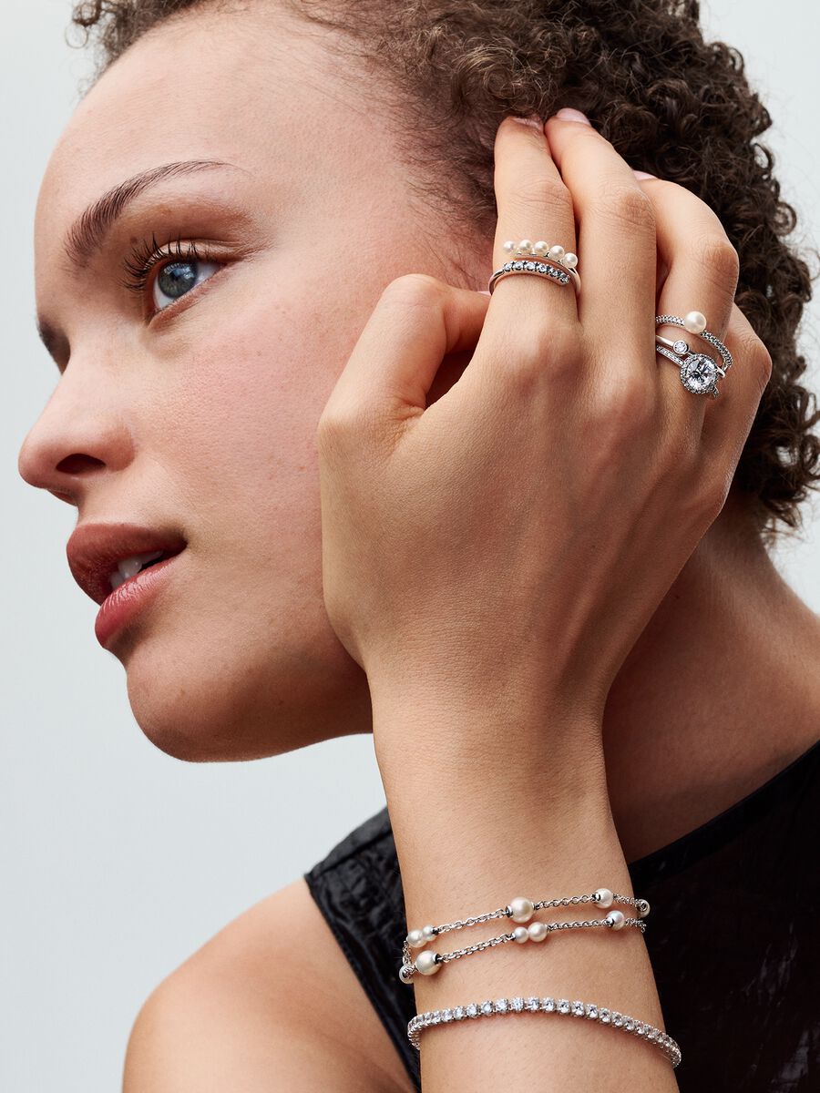 Bague à deux anneaux avec pavé et perle de culture d’eau douce traitée