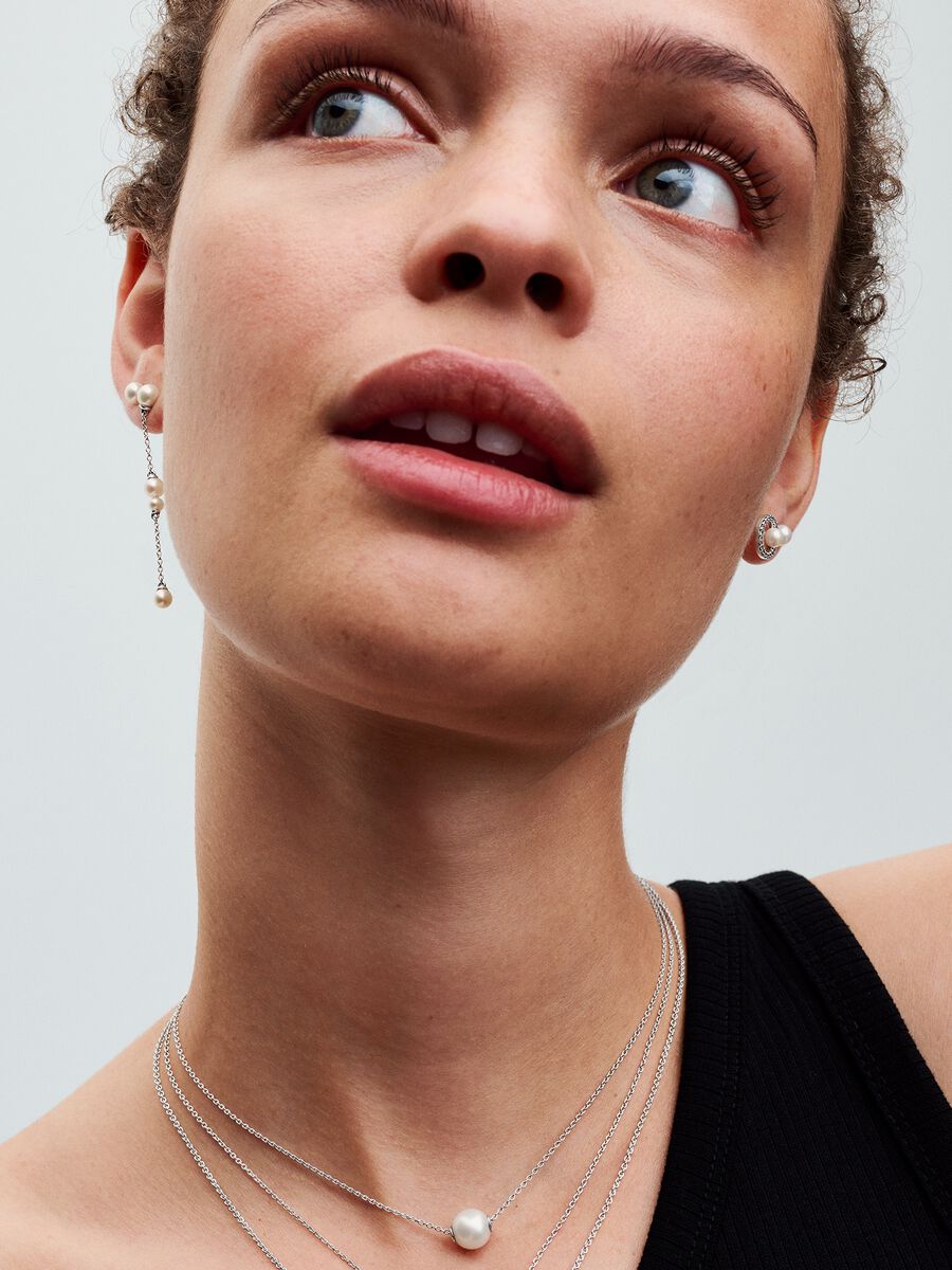 Clous d’oreille avec pavé et perle de culture d’eau douce traitée