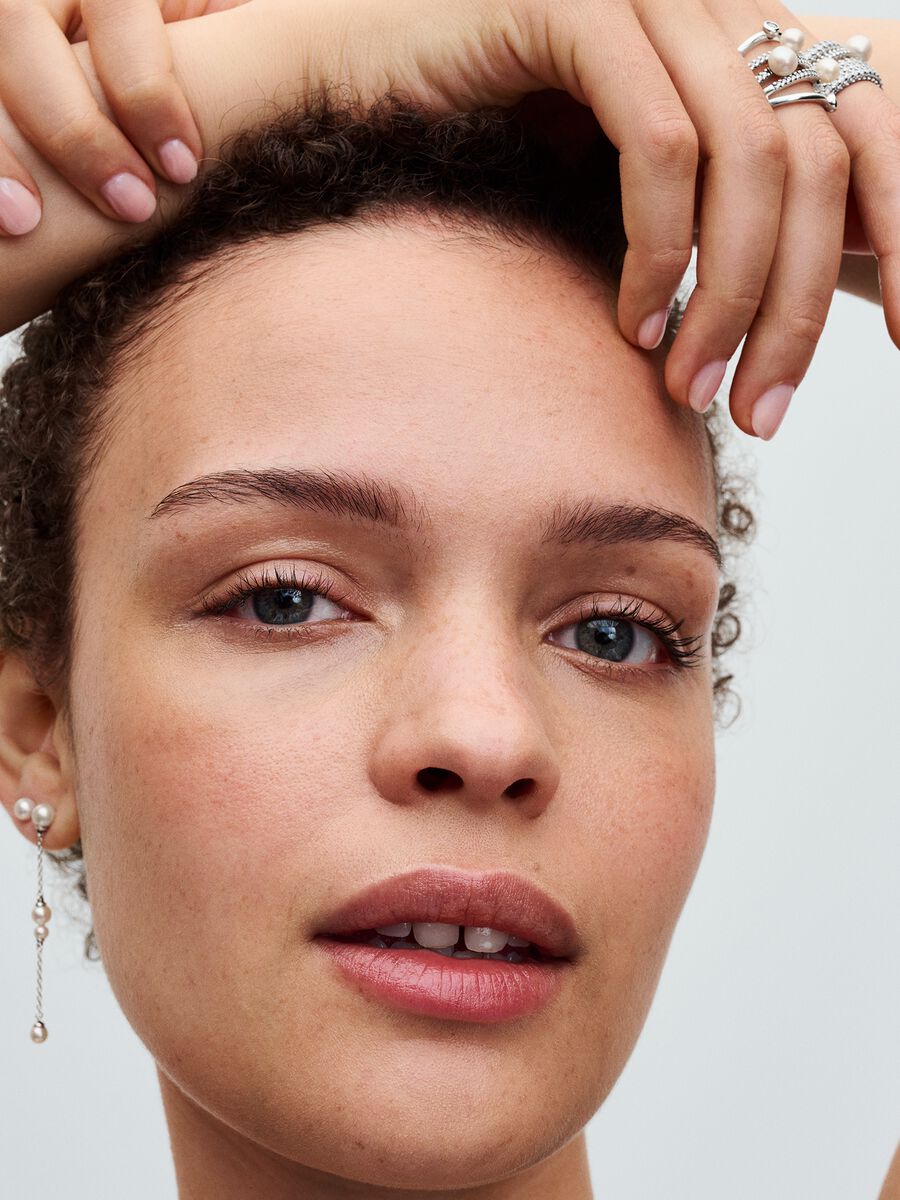 Bague avec pavé et perle de culture d’eau douce traitée