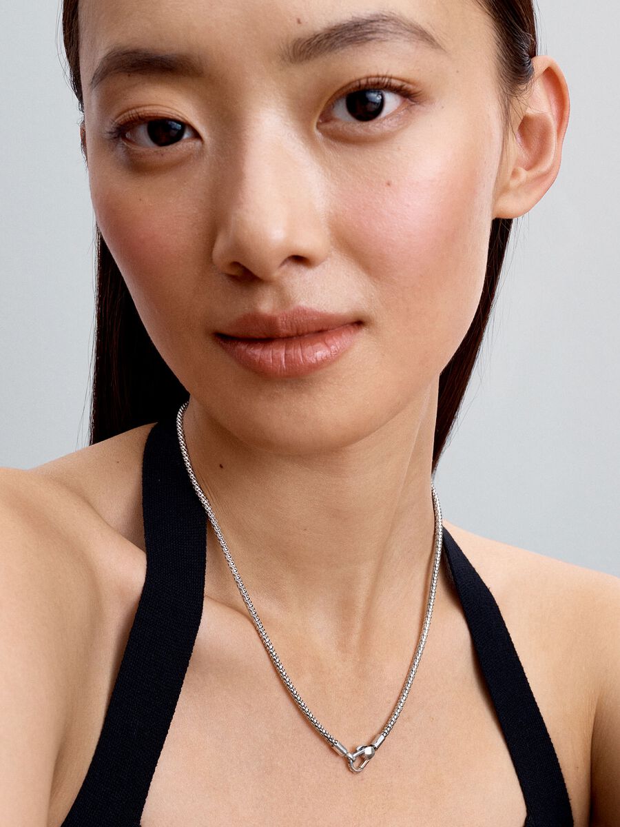 Collier à chaîne et fermoir cloutés