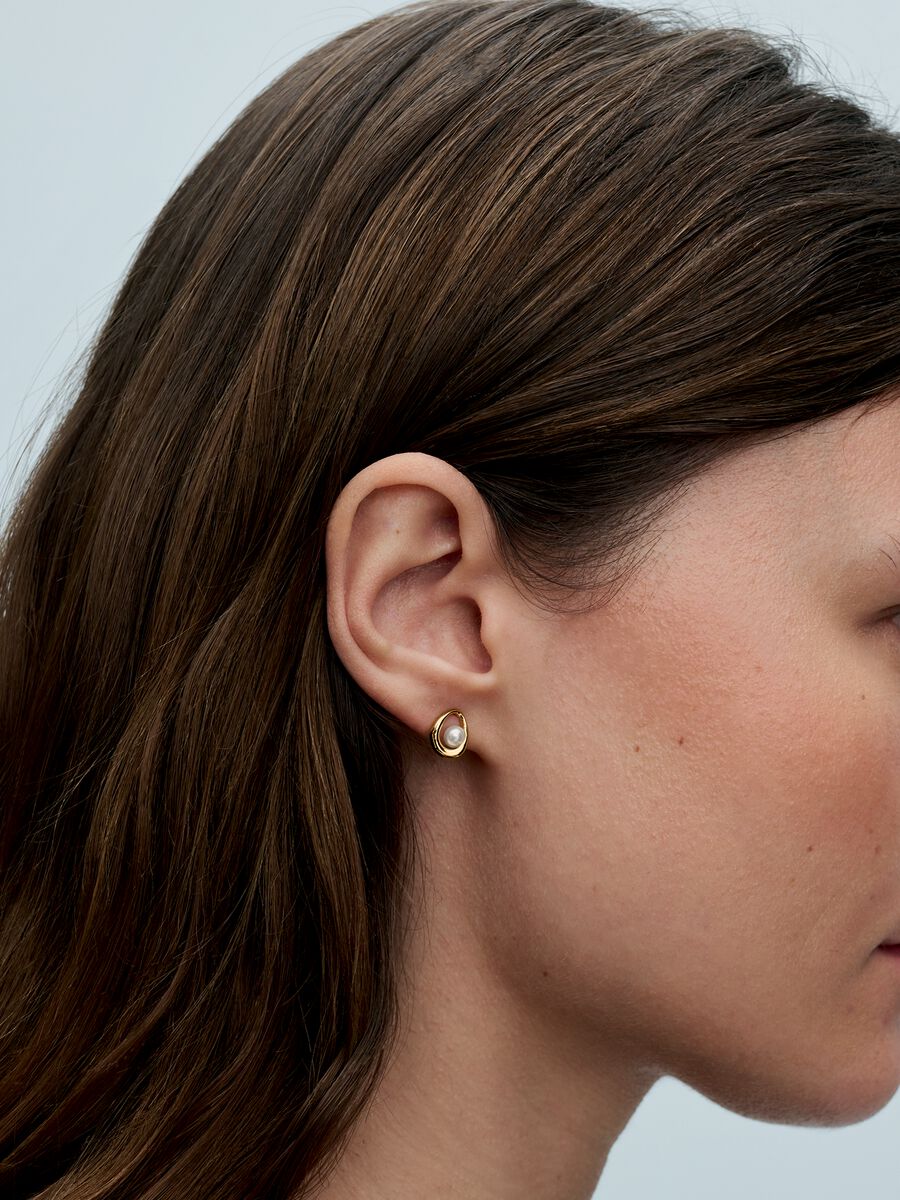 Clous d’oreilles Ovale de forme organique et perle de culture d’eau douce traitée