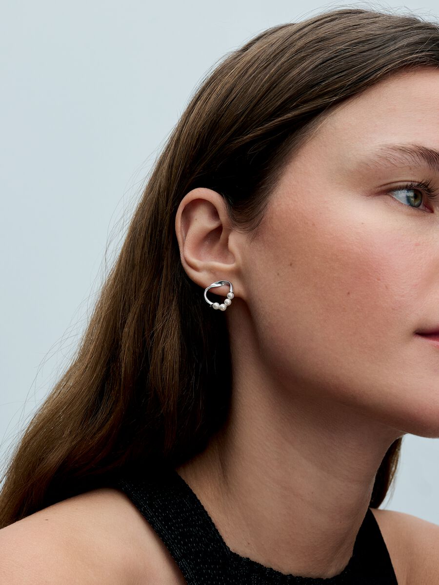 Clous d’oreilles Cercle de forme organique et perles de culture d’eau douce traitées