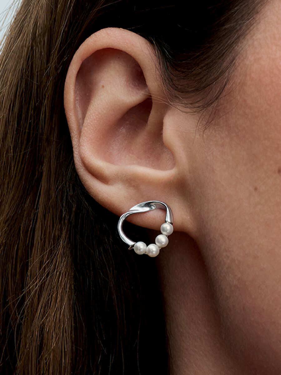 Clous d’oreilles Cercle de forme organique et perles de culture d’eau douce traitées