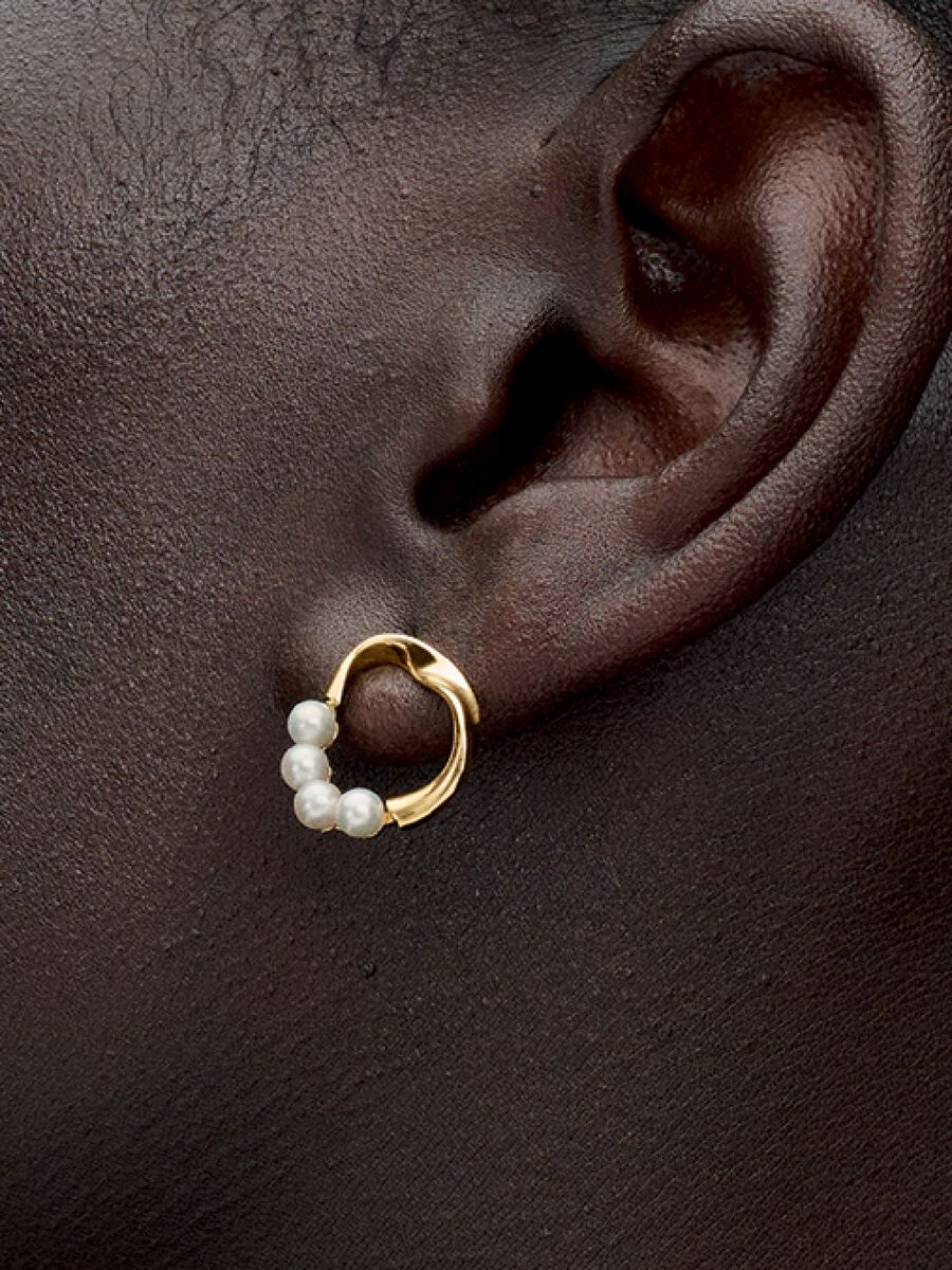 Clous d’oreilles Cercle de forme organique et perles de culture d’eau douce traitées