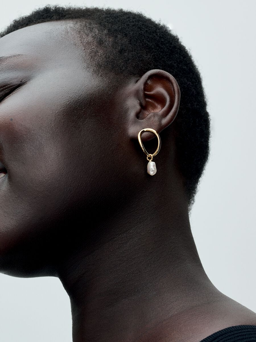 Boucles d’oreilles Cercle de forme organique et perle de culture d’eau douce traitée baroque