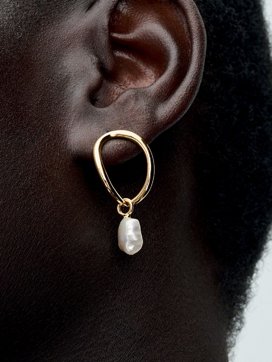 Boucles d’oreilles Cercle de forme organique et perle de culture d’eau douce traitée baroque