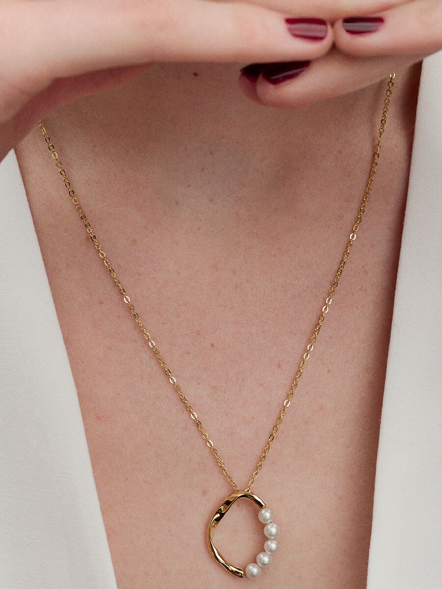 Collier à pendentif Cercle de forme organique et perles de culture d’eau douce traitées