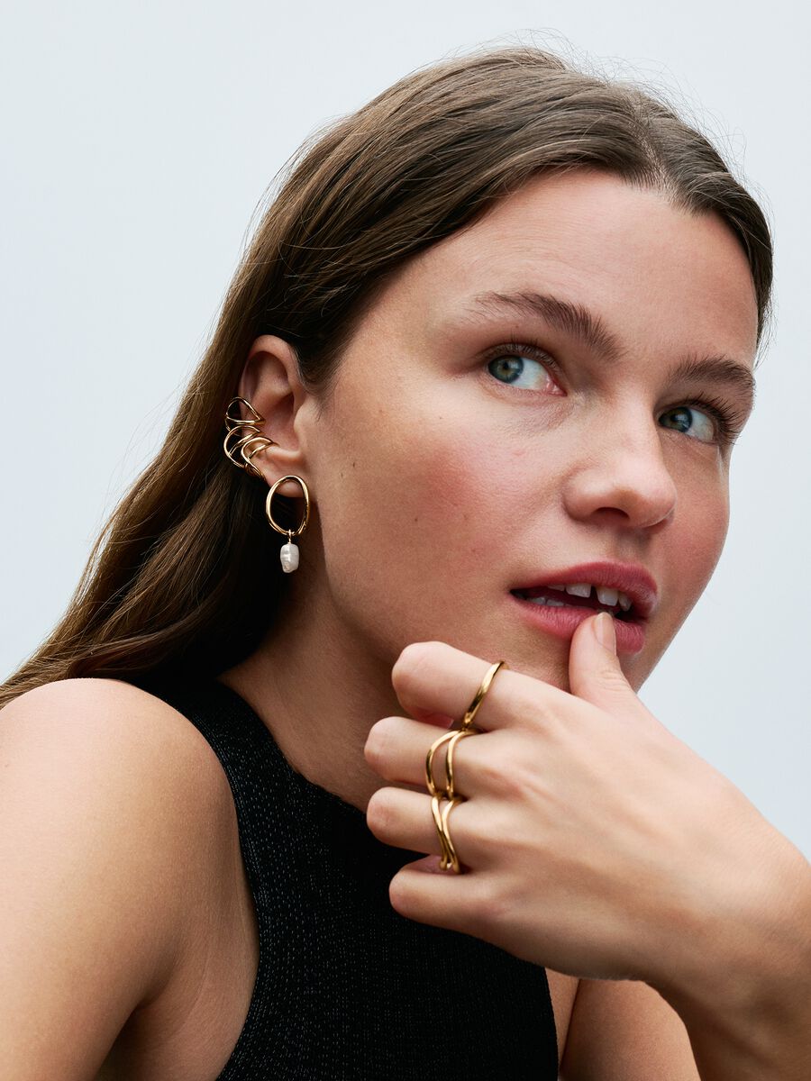 Boucles d’oreilles Cercle de forme organique et perle de culture d’eau douce traitée baroque