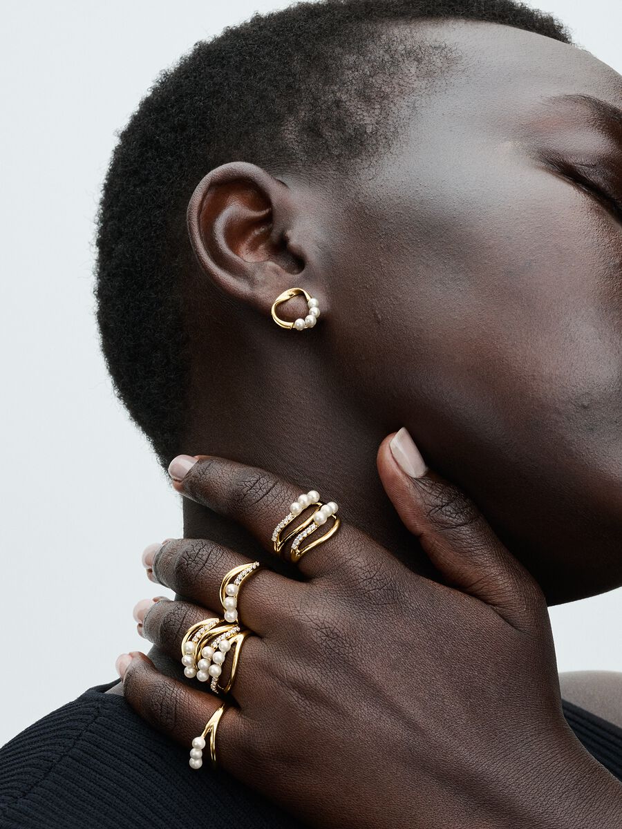 Clous d’oreilles Cercle de forme organique et perles de culture d’eau douce traitées