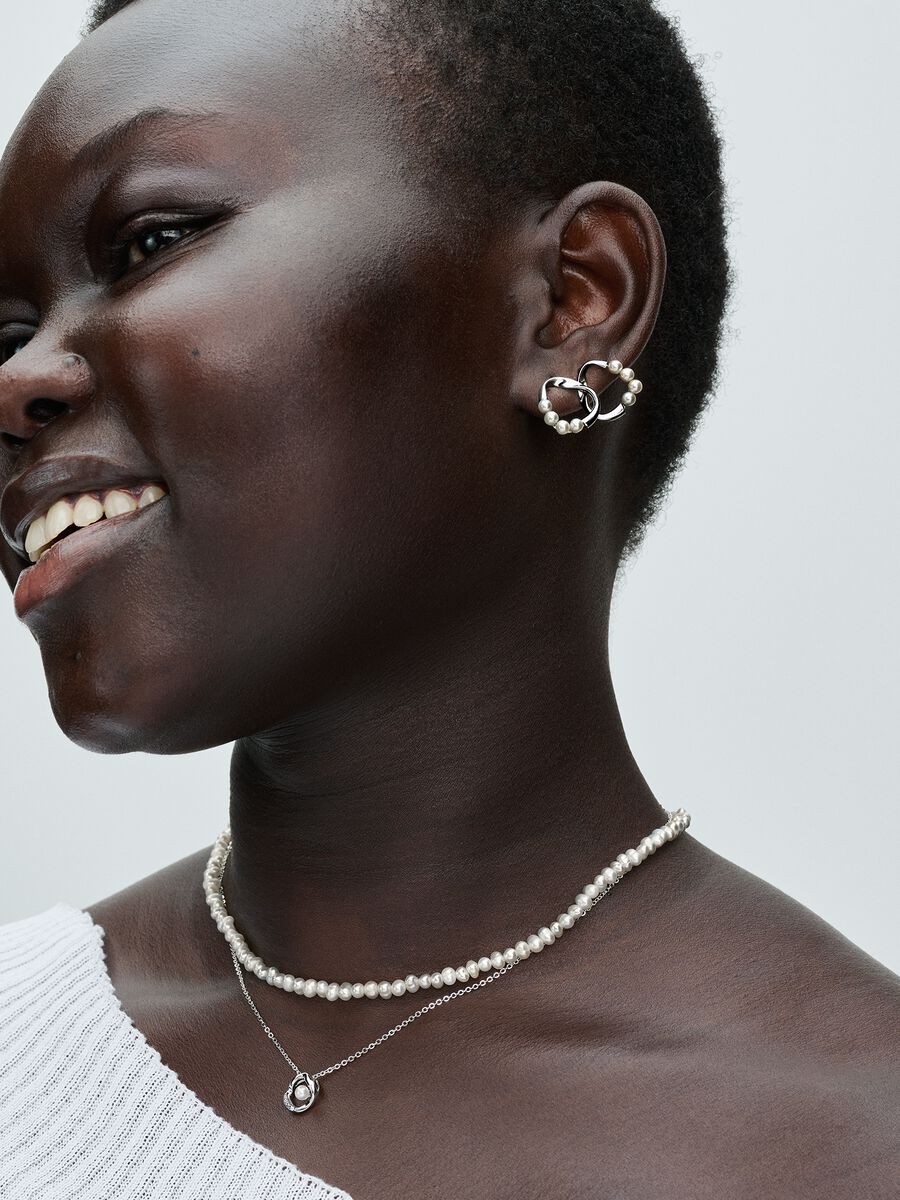Clous d’oreilles Cercle de forme organique et perles de culture d’eau douce traitées